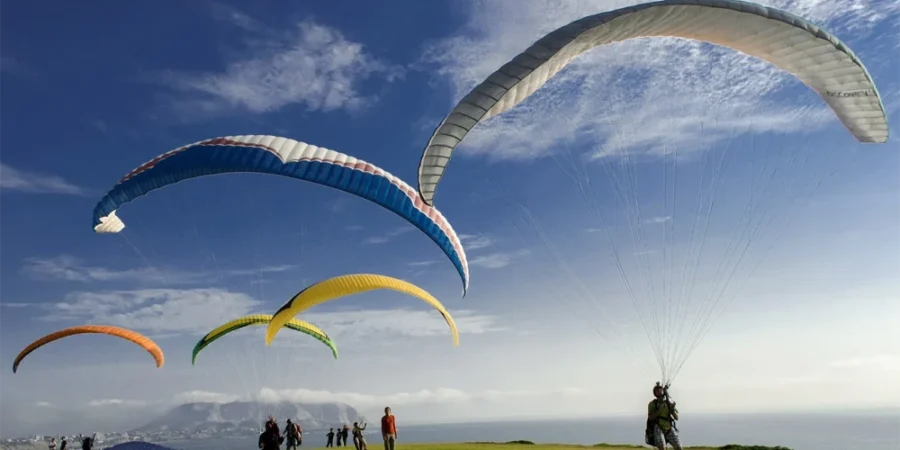 Malecón de Miraflores faroParque del Amor y parapente