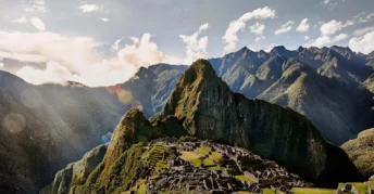 Machu Picchu Montaña con Tickets de Tren y Bus | Full Day