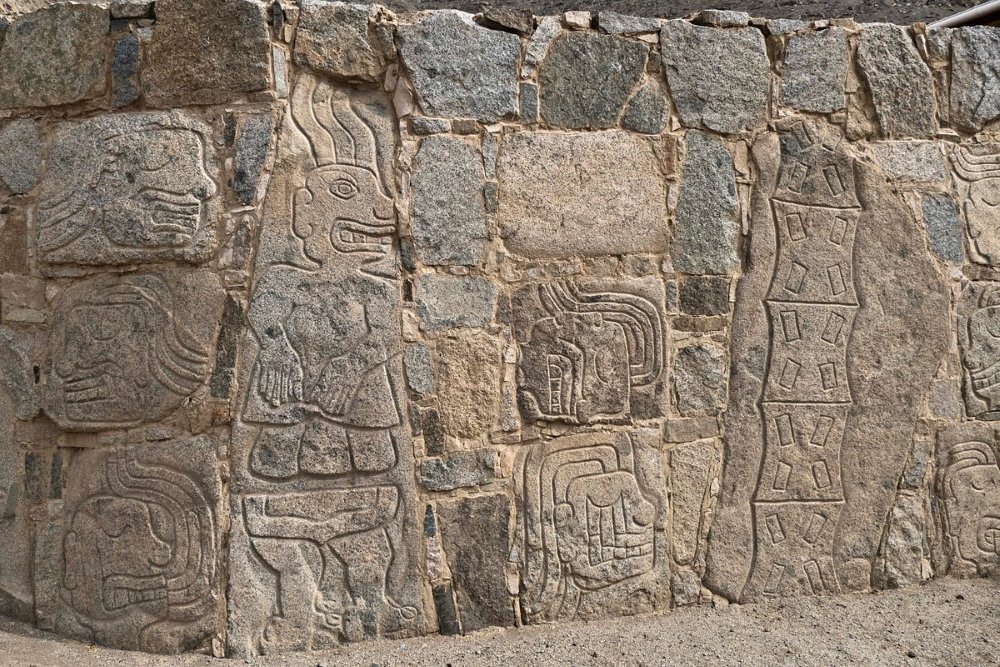 cerro sechin muralla