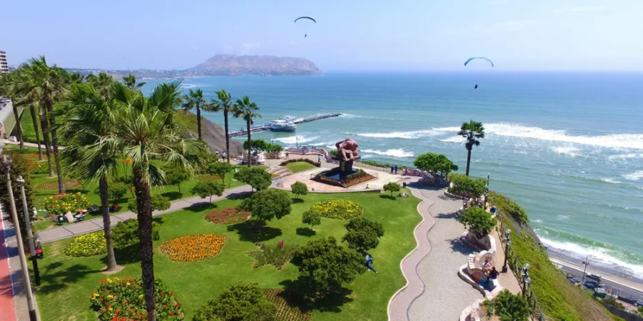 Malecón de Miraflores faroParque del Amor y parapente