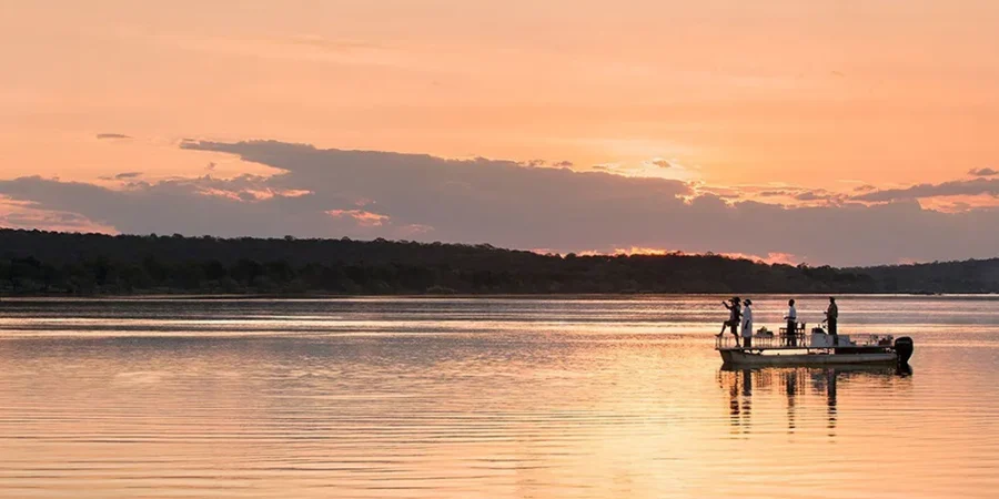 Sunset River Cruise — Crucero al Atardecer por el Río Madre de Dios